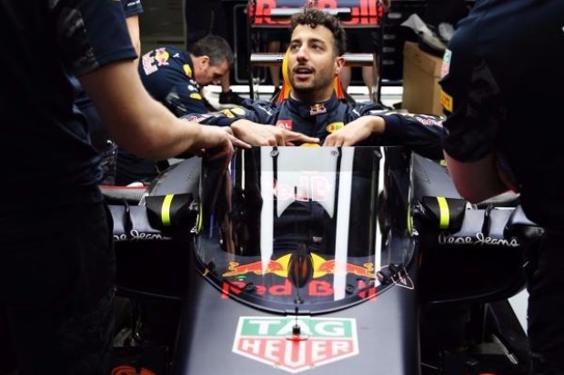 Foto zur News: Lewis Hamilton ächtet Red-Bull-Cockpitschutz: "So schlecht!"