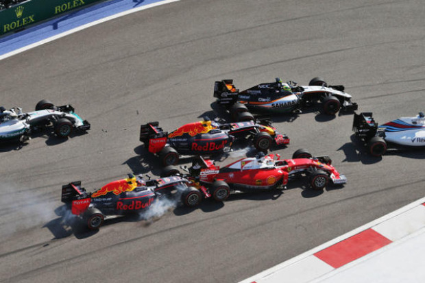 Foto zur News: Alonso bedient: "Verlieren drei Sekunden auf den Geraden"