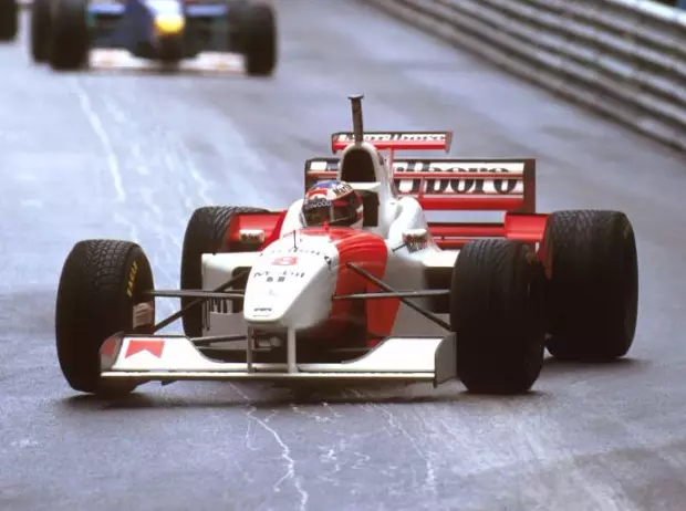 Foto zur News: Monaco-Grand-Prix 1996: Panis erlebt sein "blaues Wunder"