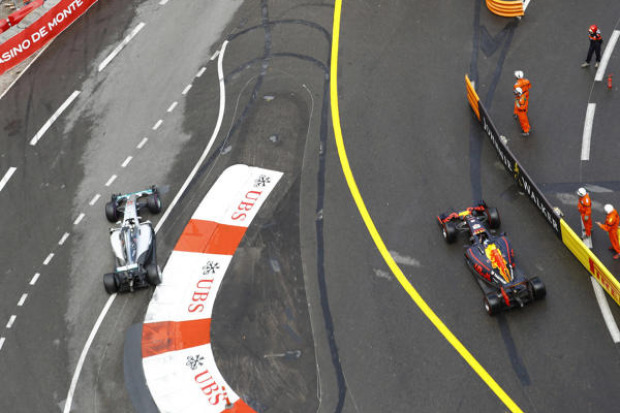 Foto zur News: Episches Monaco-Duell: Wie Hamilton Ricciardo niederrang