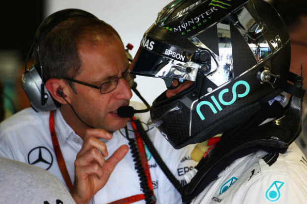 Foto zur News: Mercedes: Rosberg lässt Hamilton nach Defekt schuften