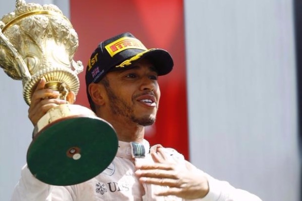 Foto zur News: Crowdsurfing mit den Fans: Lewis Hamilton auf Wolke sieben