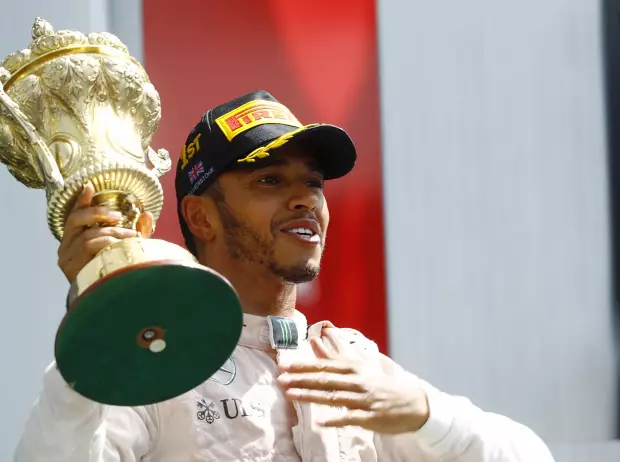 Foto zur News: Crowdsurfing mit den Fans: Lewis Hamilton auf Wolke sieben