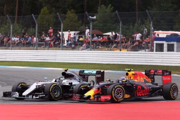 Foto zur News: Red Bull jubelt: Mit Teamarbeit Rosberg und Ferrari geschlagen