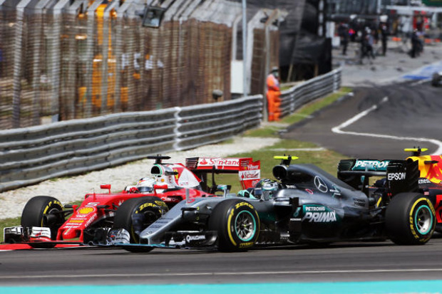 Foto zur News: Warum sollte Mercedes Lewis Hamilton übel mitspielen?