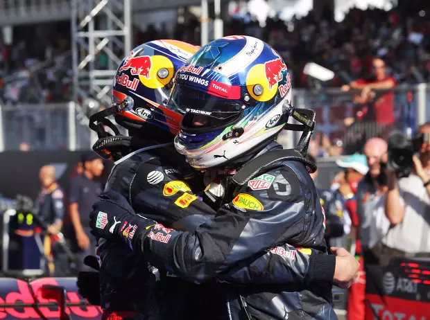 Foto zur News: Crash-Angst? So sehen Ricciardo und Verstappen ihr Duell