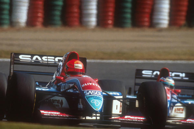 Eddie Irvine vor Rubens Barrichello in Suzuka 1993