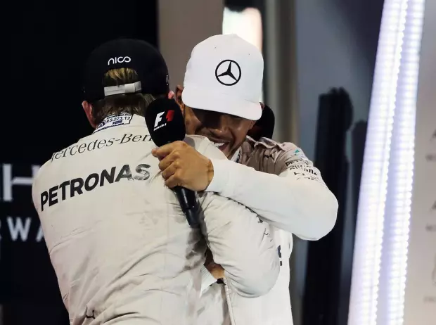 Foto zur News: Freudentanz und Handshake: Weltmeister Rosberg im Rausch