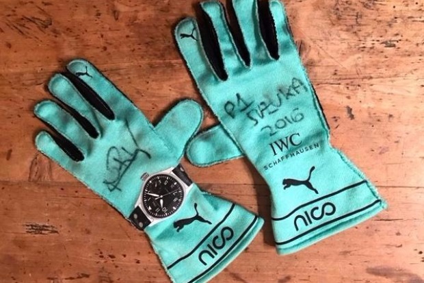Foto zur News: Nico Rosberg spendet Rennanzug und Handschuhe für guten Zweck