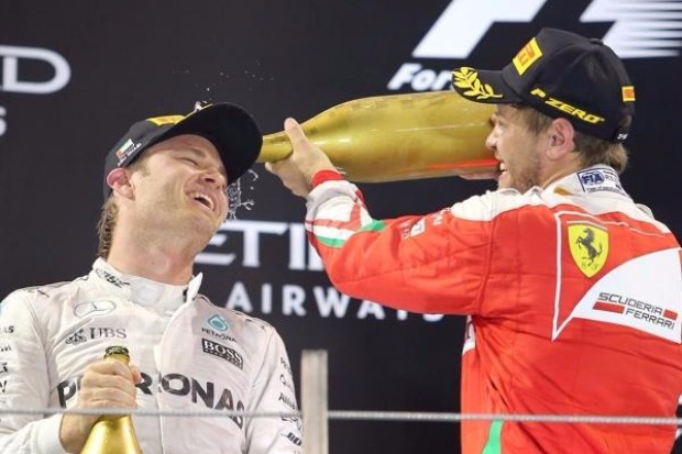 Foto zur News: Ferrari-Vertrag: Vettel hätte gerne Schumachers Rat eingeholt