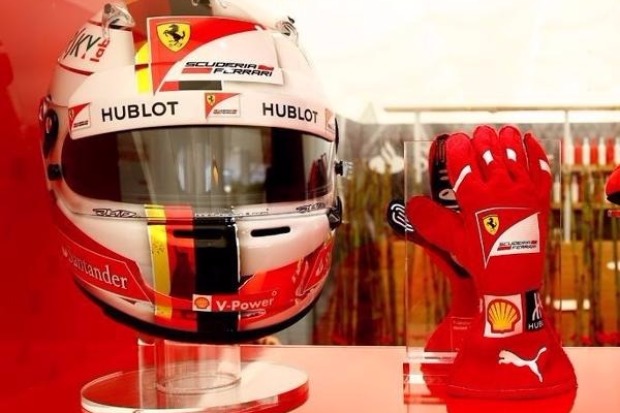 Foto zur News: Formel-1-Auktion: Sebastian Vettel spendet komplettes Ferrari-Rennoutfit