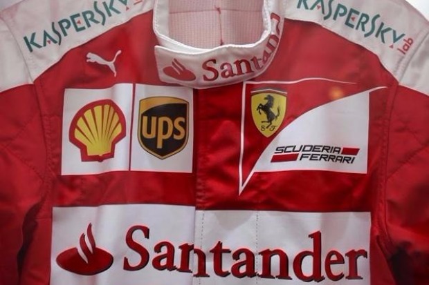 Foto zur News: Formel-1-Auktion: Sebastian Vettel spendet komplettes Ferrari-Rennoutfit