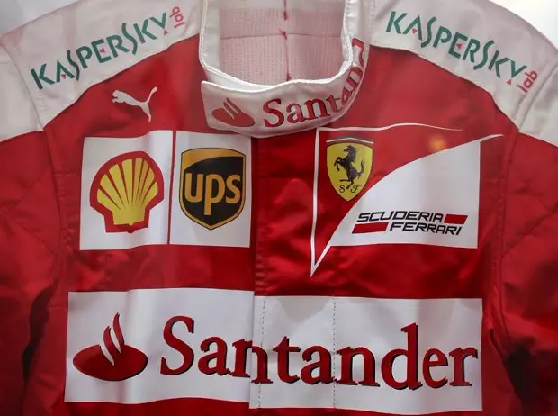 Foto zur News: Formel-1-Auktion: Sebastian Vettel spendet komplettes Ferrari-Rennoutfit