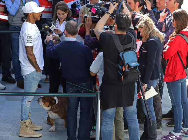 Foto zur News: "Ferrari ist Favorit": Ist bei Mercedes Sand im Getriebe?