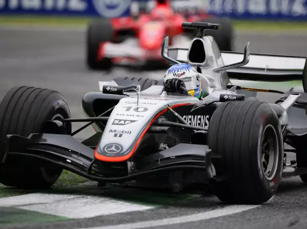 Foto zur News: Warum Alex Wurz in Imola 2005 einhändig aufs Podium fuhr