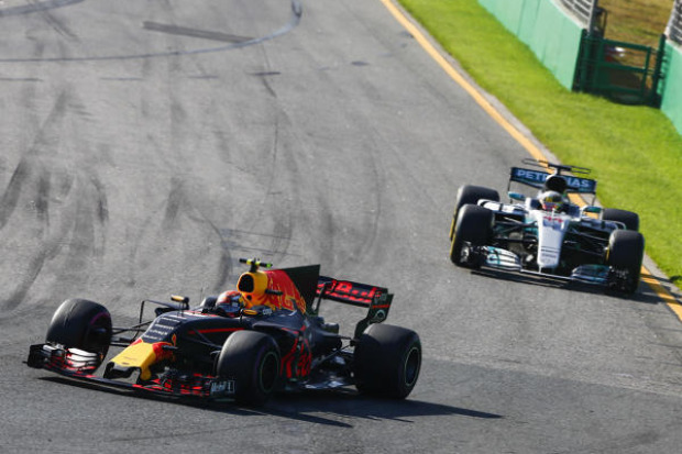 Foto zur News: Strategiepatzer: Mercedes knickt vor Vettels Druck ein