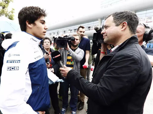 Foto zur News: Ja oder Nein? Reporter drängt Vandoorne zu Antworten...