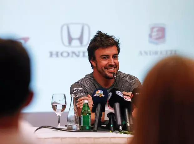 Foto zur News: SMS von Montoya: Alonso freut sich auf Milch und Barbecue