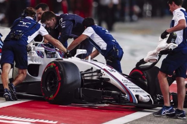 Foto zur News: Williams gegen Renault: Massa von Hülkenberg geschlagen