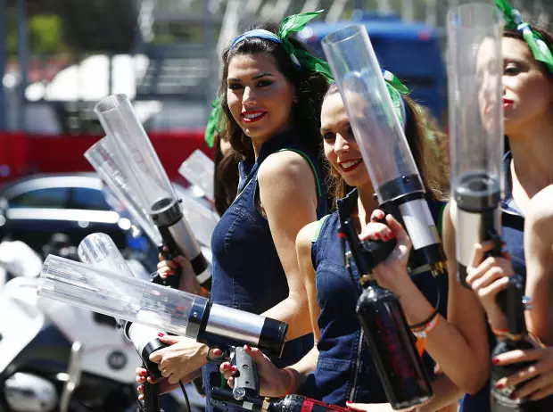 Foto zur News: Zwischen Champagner & Ohnmacht: Wie wird man Grid-Girl?