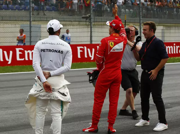 Foto zur News: Handshake-Affäre: Das passierte zwischen Vettel und Hamilton