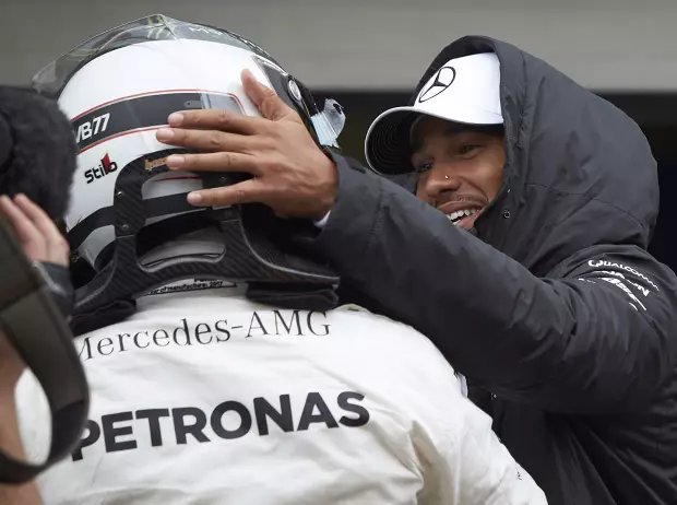 Foto zur News: Lewis Hamilton startet mit neuem Motor aus Boxengasse