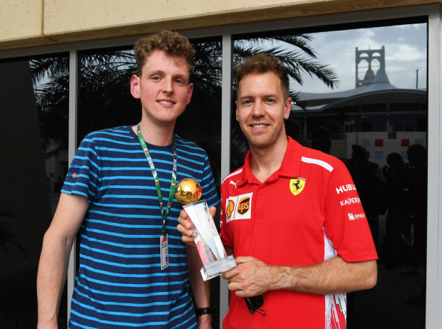 Foto zur News: "Nicht irgendeine Trophäe": So hat sich Vettel von der Bühne verabschiedet
