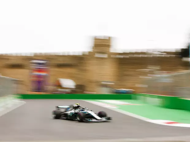 Foto zur News: Mercedes in Baku nur dritte Kraft? W09 "schwierig zu fahren"