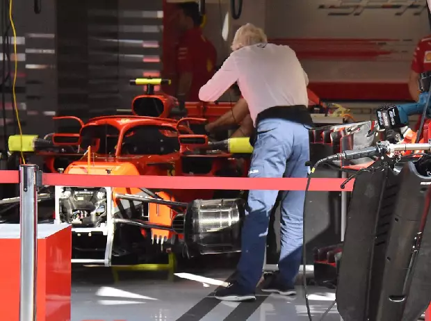 Foto zur News: Charlie Whiting besucht Ferrari-Box: Sind Rückspiegel legal?