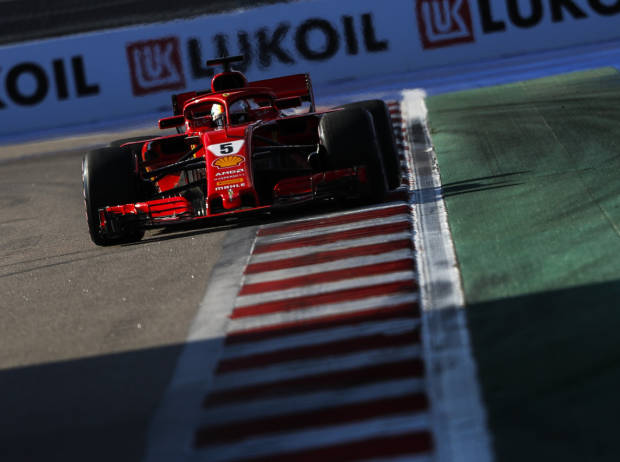 Foto zur News: Sebastian Vettel unterstellt: Mercedes hat "clever kommuniziert"