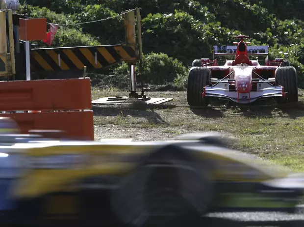 Foto zur News: Suzuka 2006: Fernando Alonso versetzt "Schumi"-Fans einen Stich