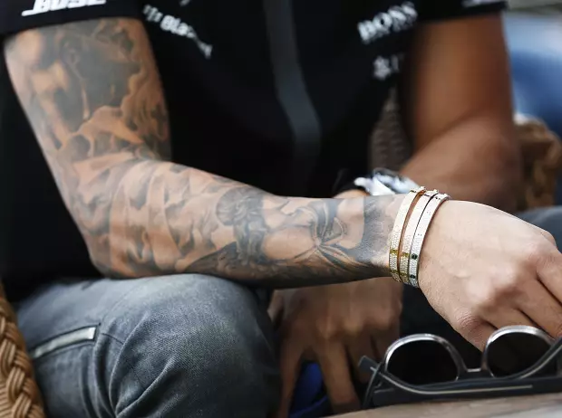 Foto zur News: Body-Check: Das steckt hinter den Tattoos von Hamilton und Ricciardo