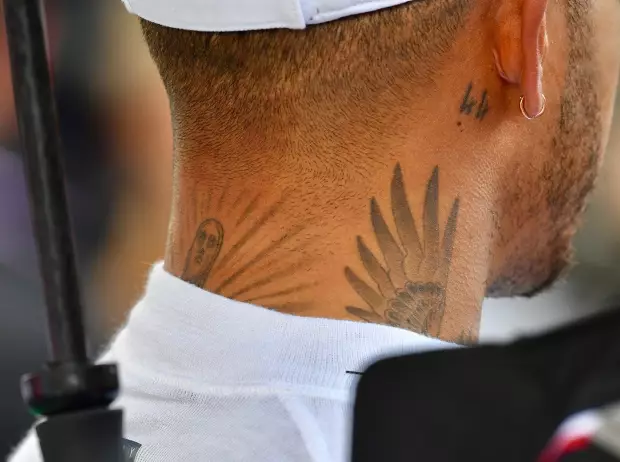 Foto zur News: Body-Check: Das steckt hinter den Tattoos von Hamilton und Ricciardo