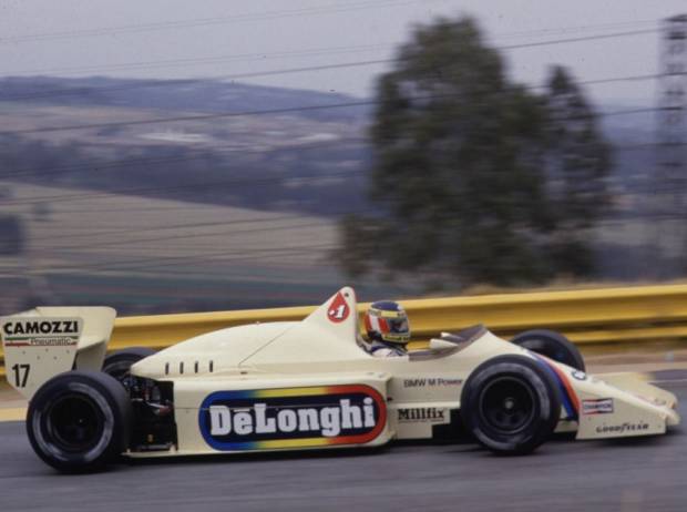Foto zur News: Deal bei einem Bier: So brachte Gerhard Berger Red Bull 1985 in die Formel 1