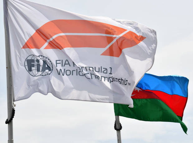 Formel-1-Flagge neben der Nationalflagge von Aserbaidschan