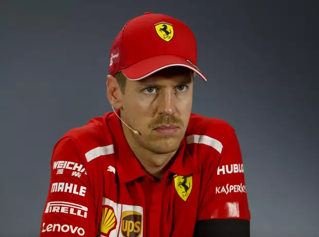 Foto zur News: Ratloser Vettel gibt zu: Mercedes Favorit, Ferrari mit Kopfschmerzen