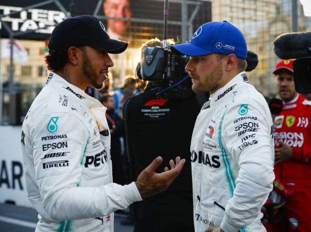 Foto zur News: Formel-1-Qualifying Baku: Bottas nach Leclerc-Unfall auf Pole