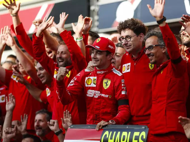 Foto zur News: Charles Leclerc widmet Anthoine Hubert in Belgien seinen ersten Sieg