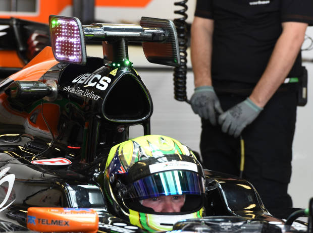 Spike Goddard testet den "Info-Wing", Abu Dhabi 2014 Spike Goddard testet den "Info-Wing", Abu Dhabi 2014
