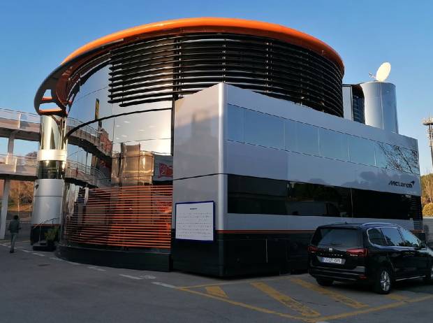 Foto zur News: Vier statt sechs LKWs: McLaren präsentiert neues Engineering Centre