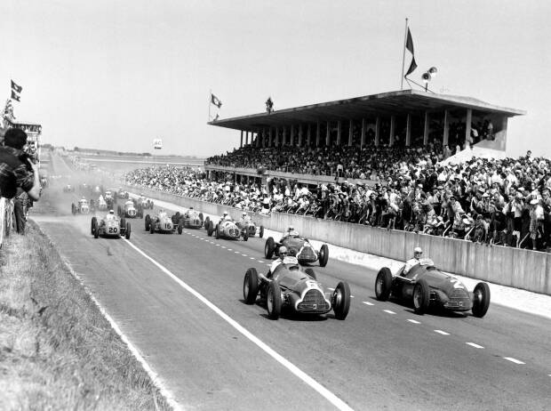 Juan Manuel Fangio führt am Start in Reims 1950