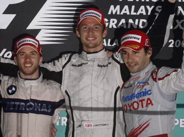 Foto zur News: Der legendäre Malaysia-GP 2009: Button gewinnt stehend, Räikkönen isst Eis