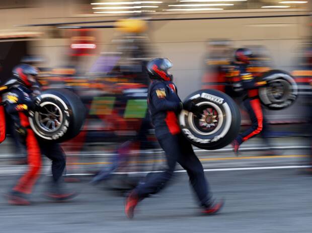Red-Bull-Mechaniker mit Pirelli-Reifen Red-Bull-Mechaniker mit Pirelli-Reifen