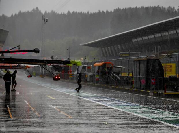 Boxengasse im Regen in Spielberg Boxengasse im Regen in Spielberg
