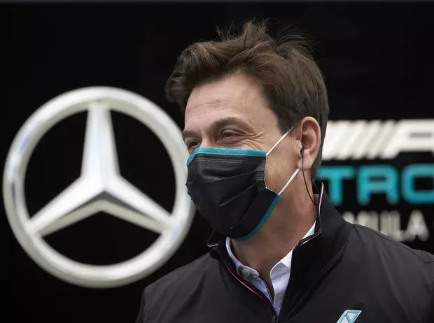 Foto zur News: Warum Toto Wolff kein Gesichtsvisier mehr tragen darf