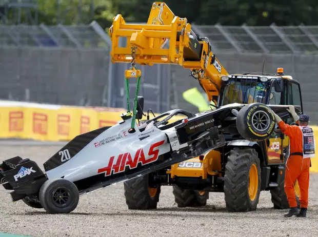 Foto zur News: FIA-Rennleiter erklärt: Darum hat Albon eine Strafe bekommen