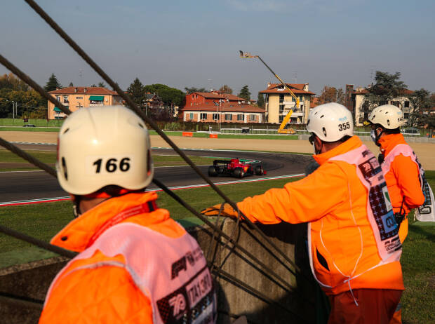 Streckenposten beobachten Sebastian Vettel Streckenposten beobachten Sebastian Vettel