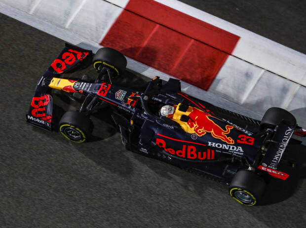 Foto zur News: Kurioser Zwischenfall: Verstappen verklemmt sich Hand im F1-Auto!