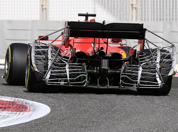 Ein Formel-1-Ferrari bei Testfahrten mit Sensoren am Heckflügel