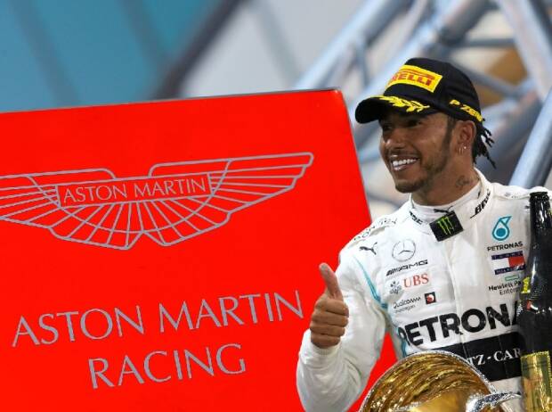Lewis Hamilton mit Aston-Martin-Logo Lewis Hamilton mit Aston-Martin-Logo